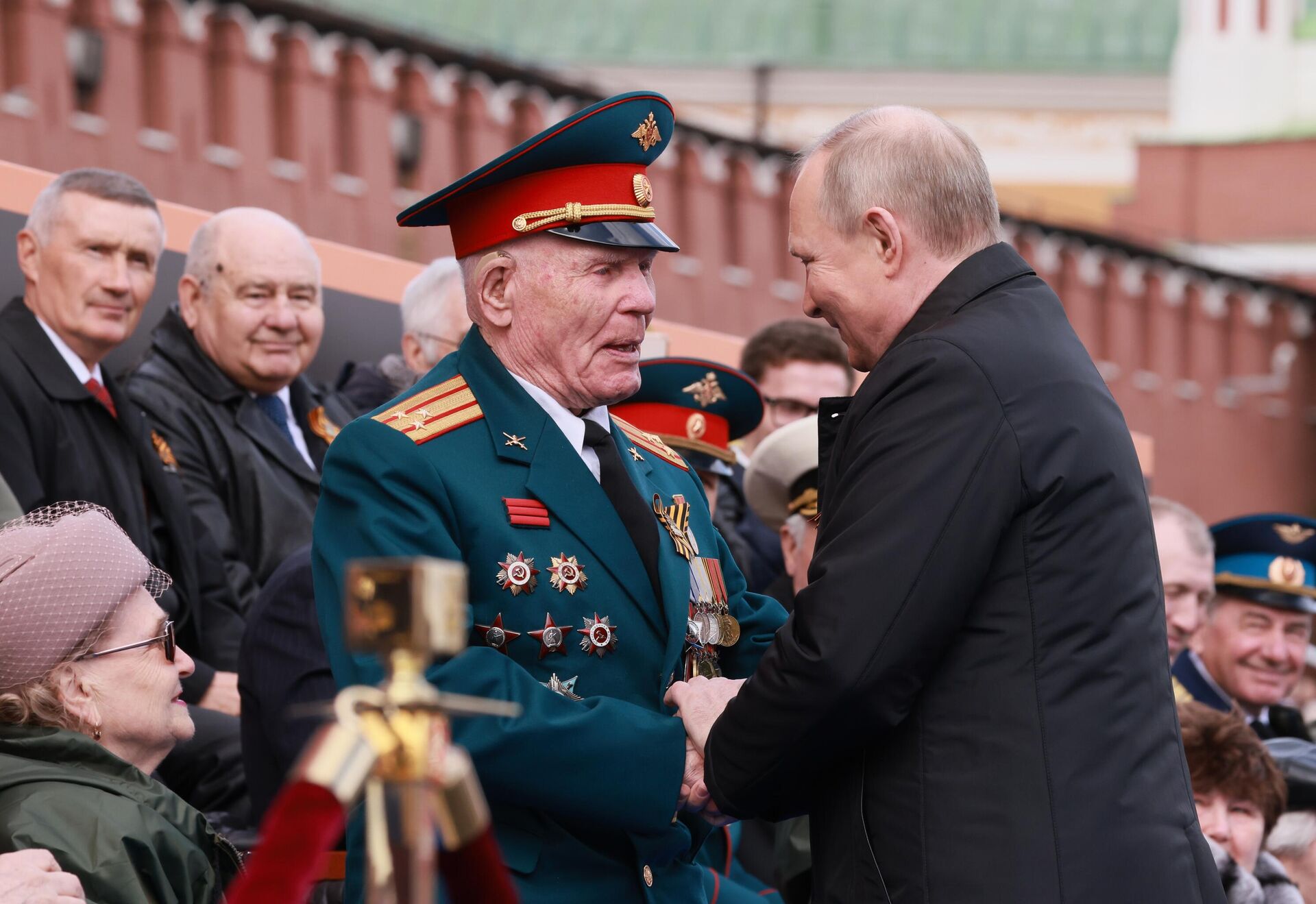 Президент РФ Владимир Путин с ветераном перед началом военного парада в ознаменование 77-й годовщины Победы в Великой Отечественной войне 1941-1945 годов на Красной площади (9 мая 2022). Москва Президент РФ Владимир Путин с ветераном перед началом военного парада в ознаменование 77-й годовщины Победы в Великой Отечественной войне 1941-1945 годов на Красной площади (9 мая 2022). Москва - Sputnik Армения, 1920, 09.05.2022