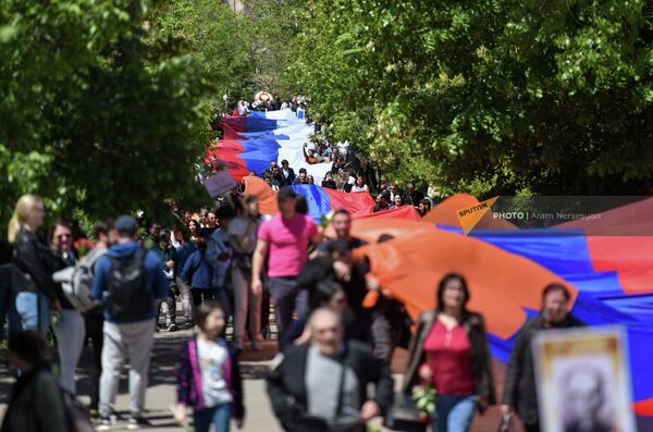 Активисты движения Вместе принесли 100-метровые триколоры Армении и России к Вечному огню в парке Победы (9 мая 2022). Еревaн - Sputnik Армения