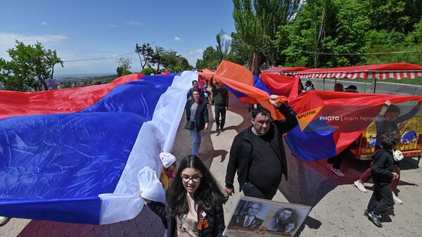 Активисты движения Вместе принесли 100-метровые триколоры Армении и России к Вечному огню в парке Победы (9 мая 2022). Еревaн - Sputnik Армения