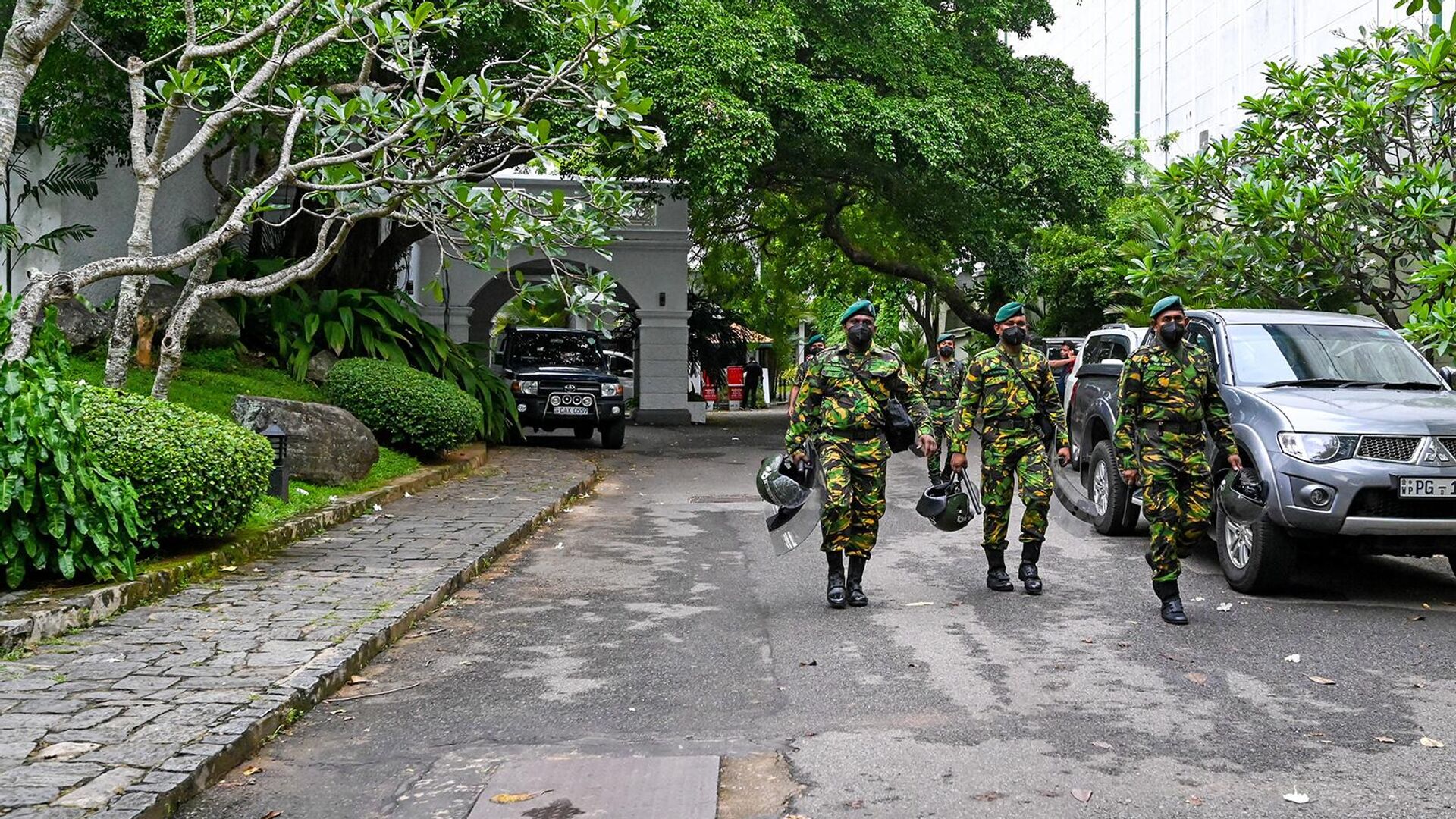 Сотрудники службы безопасности Шри-Ланки входят в официальную резиденцию уходящего премьер-министра Махинды Раджапаксы (10 мая 2022). Коломбо - Sputnik Армения, 1920, 10.05.2022