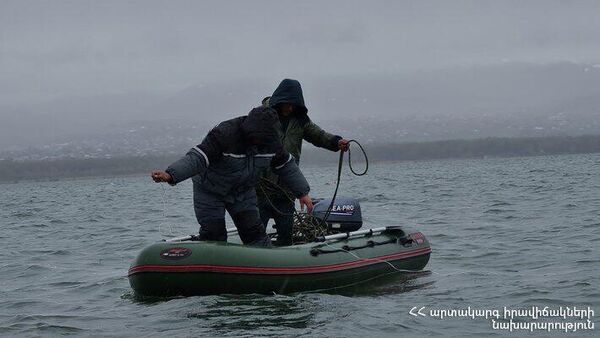 Спасатели МЧС Армении проводят поиски пропавших на озере Севан граждан (10 мая 2022). Гегаркуник - Sputnik Армения