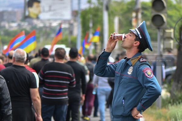 Стражи порядка сопровождали протестующих - Sputnik Армения