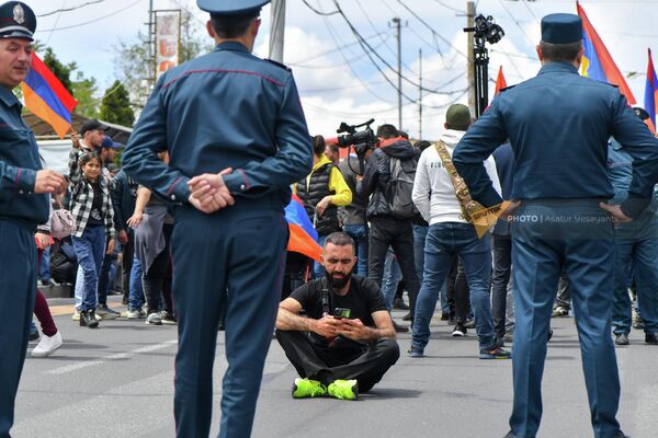 Участник акции протеста на проезжей части Участник акции протеста на проезжей части - Sputnik Армения