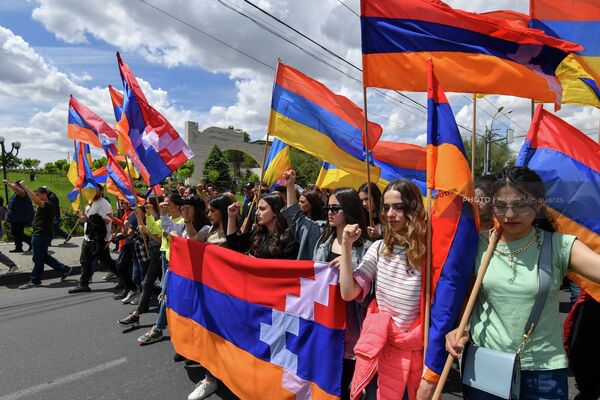 Участники шествия с флагами Армении и Арцаха - Sputnik Армения
