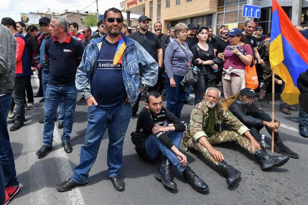 Оппозиция проводит шествие в административном районе Малатия-Себастия (10 мая 2022). Еревaн Оппозиция проводит шествие в административном районе Малатия-Себастия (10 мая 2022). Еревaн - Sputnik Армения