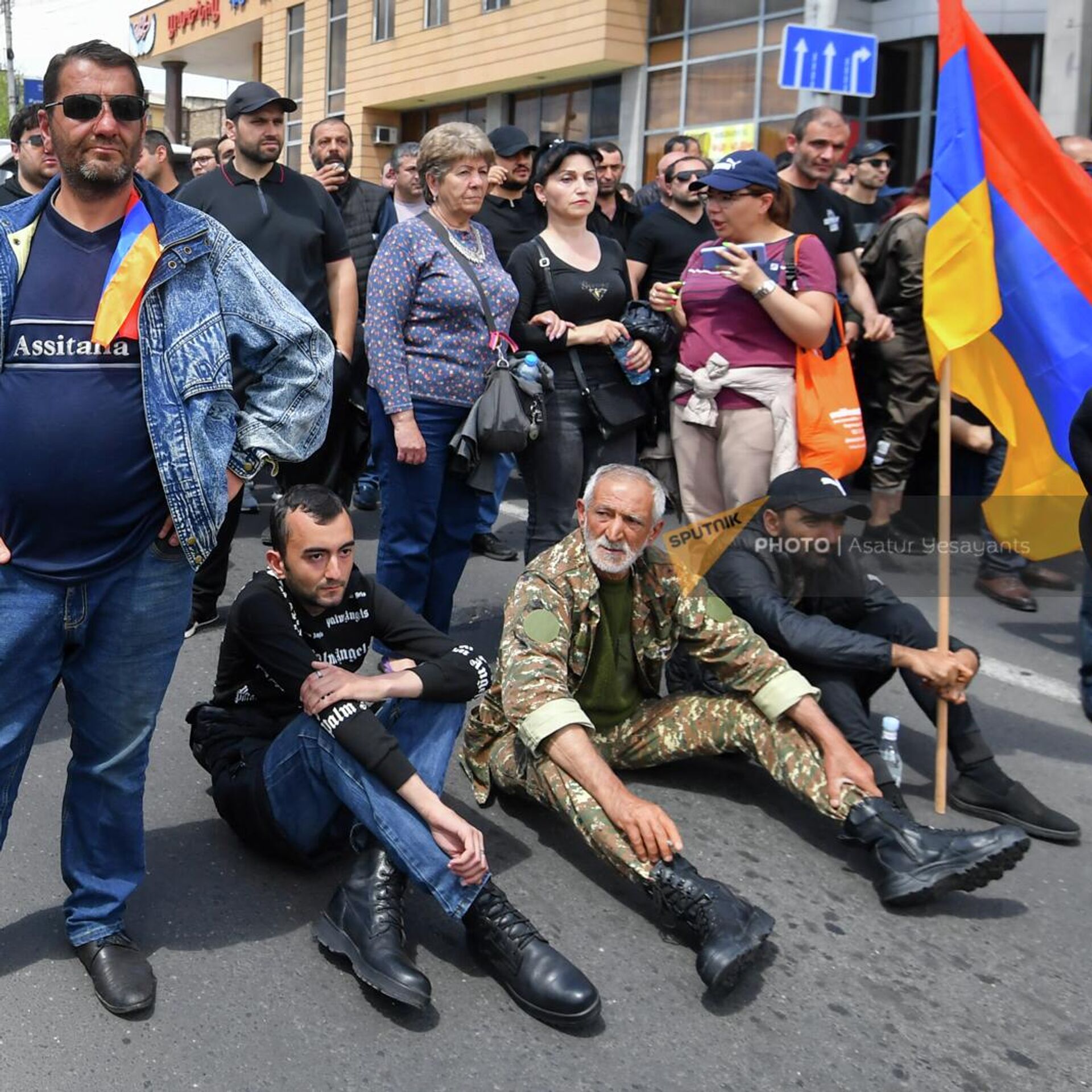 Армения против россии сегодня. Полиция Армении 2022. Протесты в Армении 2022. Спутник Армения протесты в Армении 2022. Оппозиция Армении.