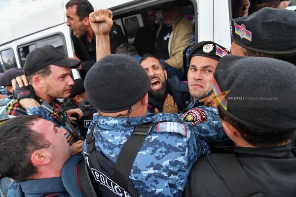 Полиция задерживает участников шествия оппозиции на улице Багратуняц (10 мая 2022). Еревaн - Sputnik Армения