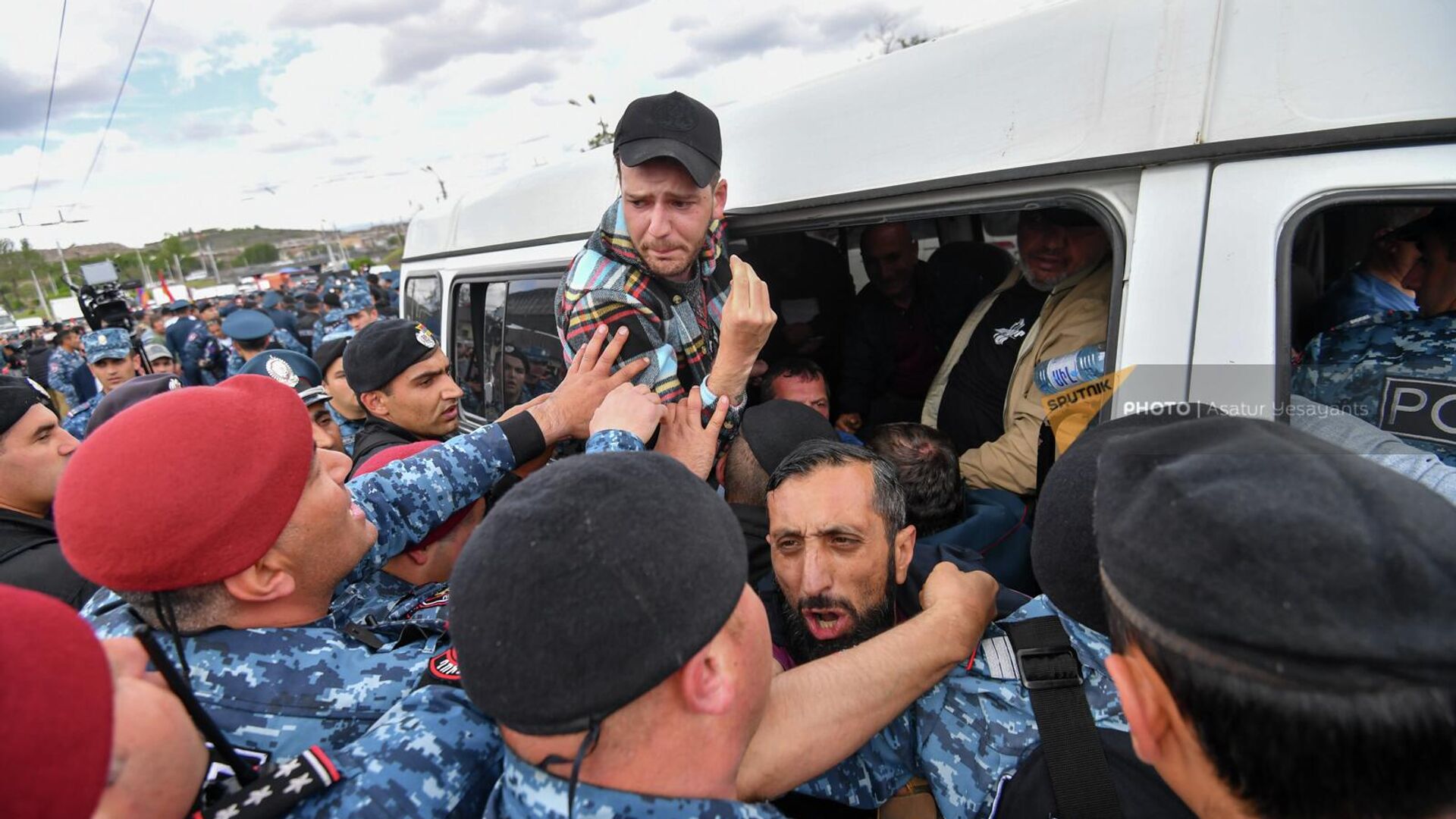 Полиция задерживает участников шествия оппозиции на улице Багратуняц (10 мая 2022). Еревaн Полиция задерживает участников шествия оппозиции на улице Багратуняц (10 мая 2022). Еревaн - Sputnik Армения, 1920, 10.05.2022