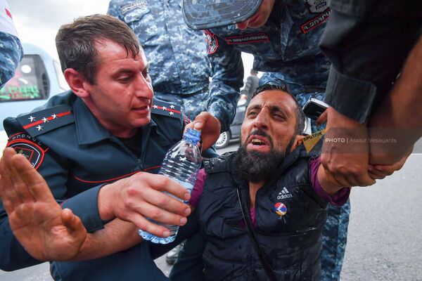 Полиция задерживает участников шествия оппозиции на улице Багратуняц (10 мая 2022). Еревaн - Sputnik Армения