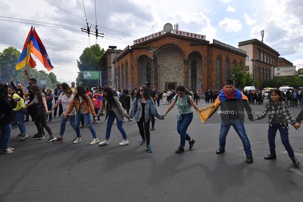 Активисты танцуют &quot;Кочари&quot; - Sputnik Армения