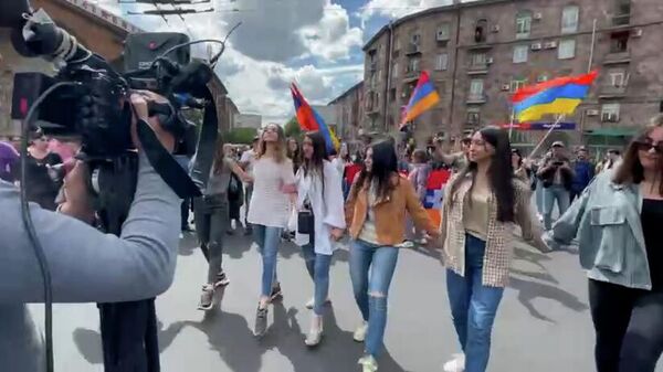 «Դիմադրություն» շարժման անդամները «Հայրենիք» կինոթատրոնի մոտ քոչարի պարեցին - Sputnik Армения