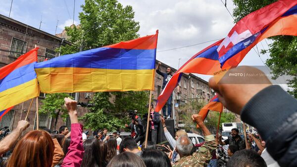 Оппозиция проводит шествие в административном районе Шенгавит (10 мая 2022). Еревaн - Sputnik Армения