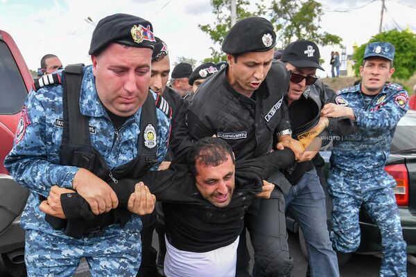 Բողոքի ակցիայի մասնակիցներին տեղափոխում են ոստիկանության բաժիններ։ - Sputnik Արմենիա