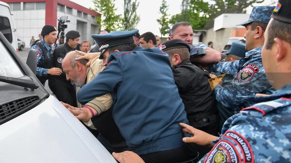 Ոստիկանությունը բերման է ենթարկում քաղաքացիներին - Sputnik Արմենիա