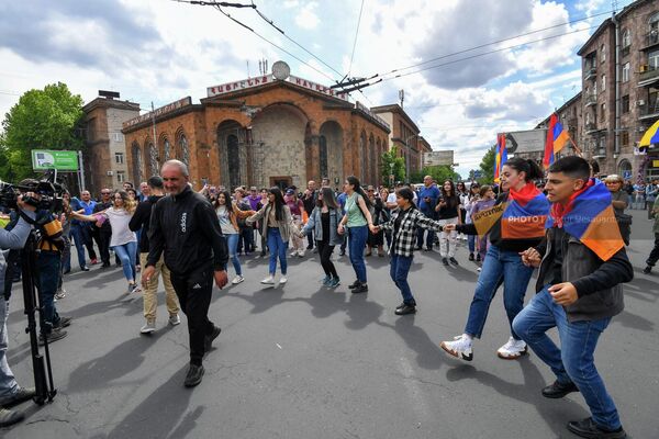 «Դիմադրություն» շարժման մասնակիցները «Հայրենիք» կինոթատրոնի մոտ քոչարի են պարում (10 մայիսի, 2022). Երևան։ - Sputnik Արմենիա