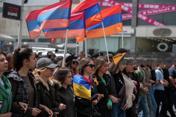 Участники шествия оппозиции в рамках акции неповиновения в административном районе Нор-Норк (10 мая 2022). Еревaн - Sputnik Армения