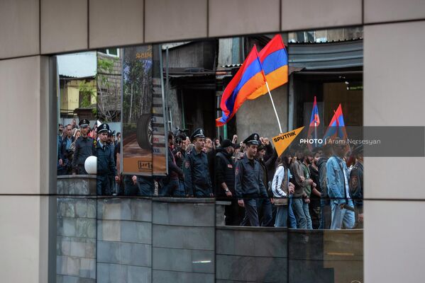 Отражение в стеклах шествия оппозиции в рамках акции неповиновения (10 мая 2022). Еревaн - Sputnik Армения