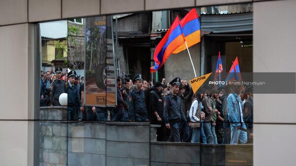 Отражение в стеклах шествия оппозиции в рамках акции неповиновения (10 мая 2022). Еревaн - Sputnik Армения