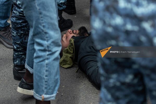 Пострадавший после стычки с полицией участник шествия оппозиции в рамках акции неповиновения (10 мая 2022). Еревaн Пострадавший после стычки с полицией участник шествия оппозиции в рамках акции неповиновения (10 мая 2022). Еревaн - Sputnik Армения