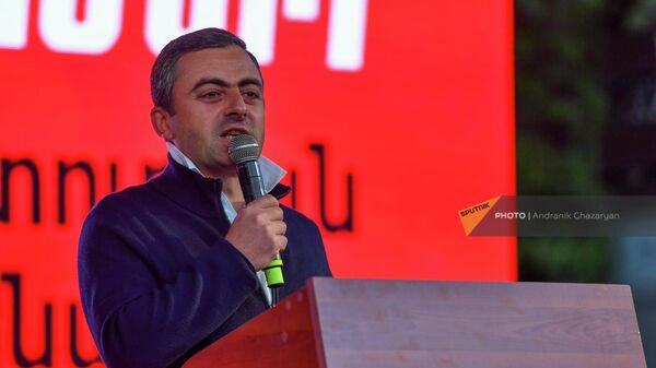 Ишхан Сагателян выступает на митинге оппозиции на площади Франции (10 мая 2022). Еревaн - Sputnik Армения