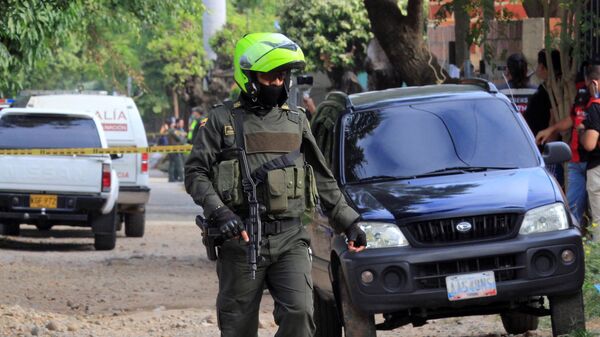 Полицейский на месте взрыва возле аэропорта Кукуте, Колумбия - Sputnik Армения