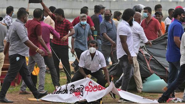 Сторонники правительства разбивают лагеря протестующих против правительства у офиса президента в Коломбо (10 мая 2022). Шри-Ланка - Sputnik Армения