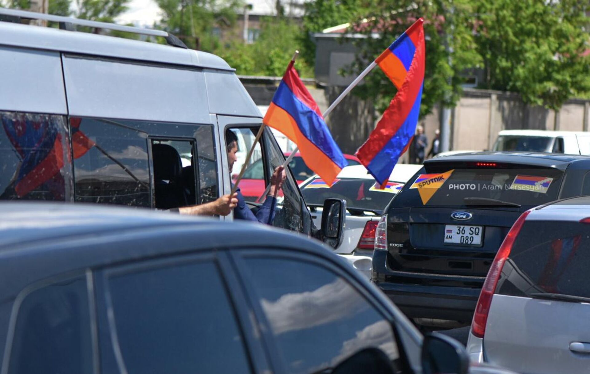 Участники автопробега с флагами на 11-й день акции неповиновения (11 мая 2022). Еревaн - Sputnik Արմենիա, 1920, 11.05.2022
