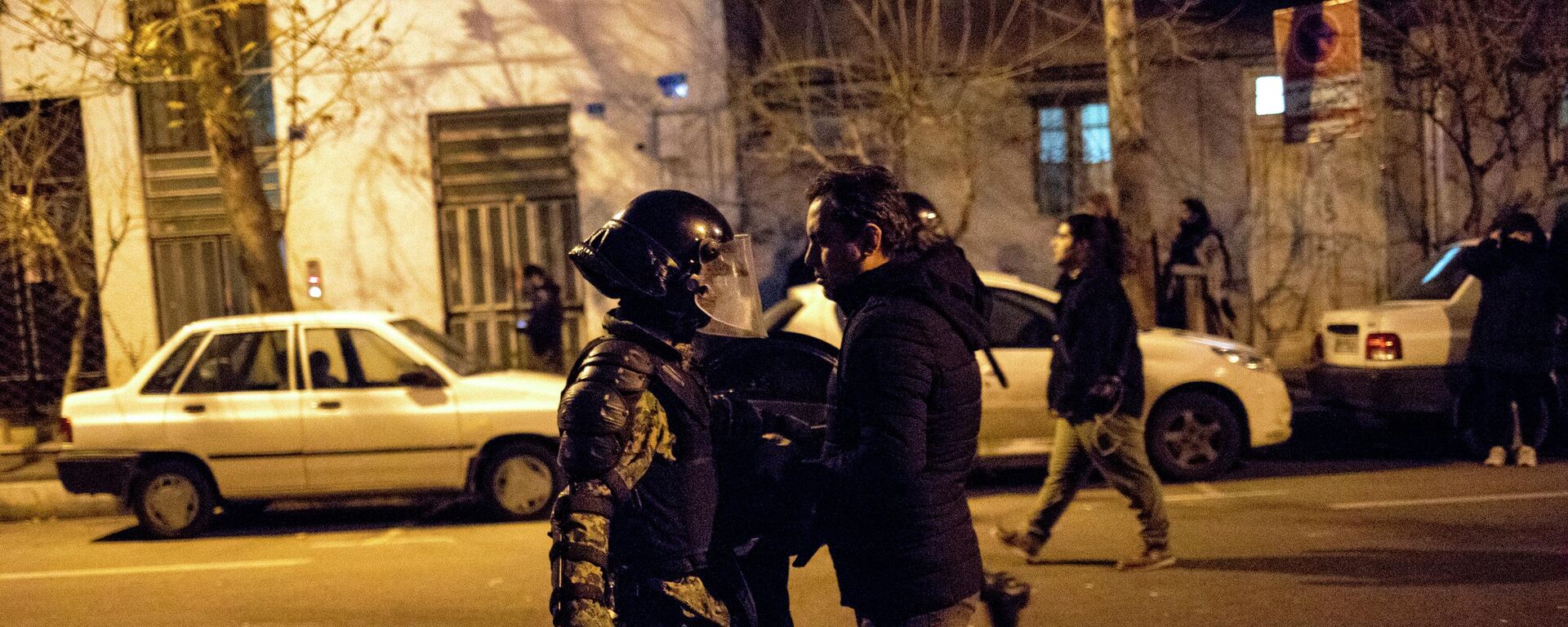 Стычка протестующего с иранским полицейским (11 января 2020). Тегеран
 - Sputnik Армения, 1920, 03.12.2022