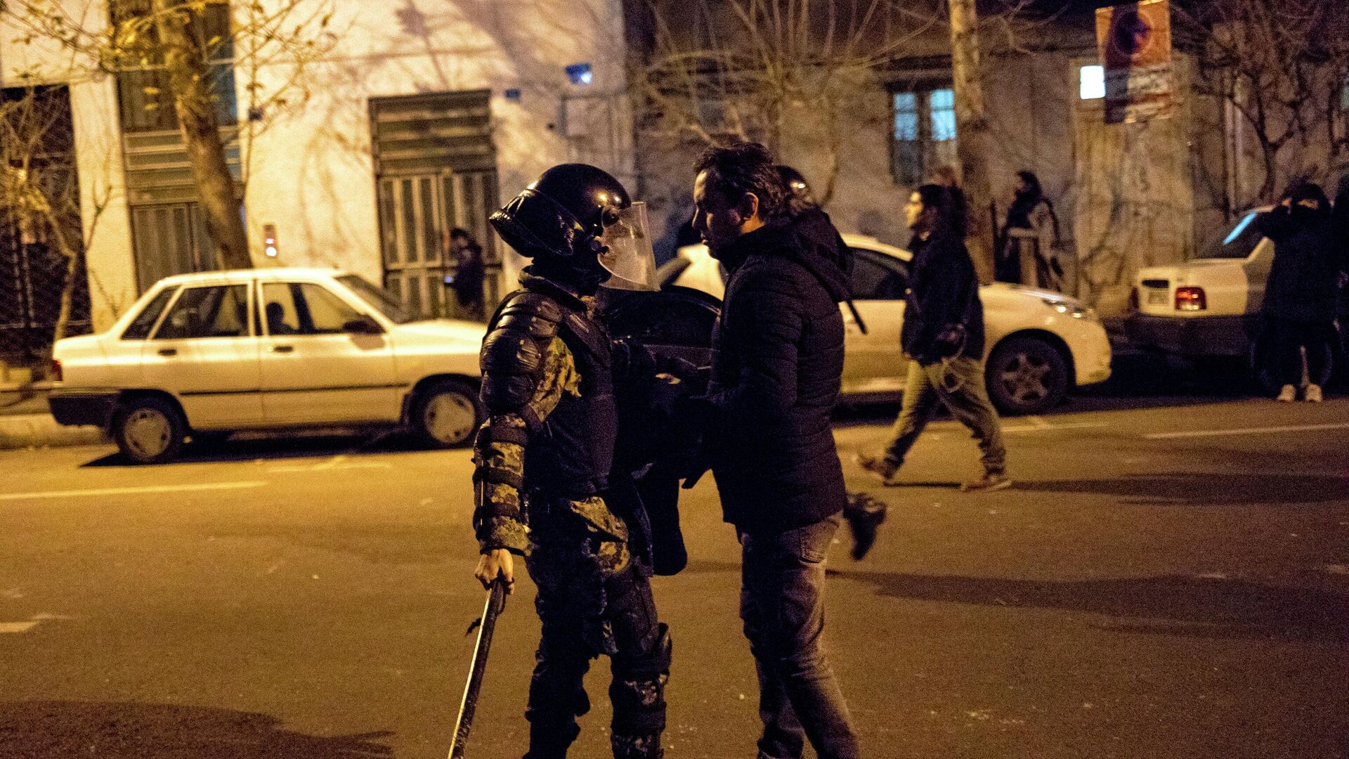 Стычка протестующего с иранским полицейским (11 января 2020). Тегеран
 - Sputnik Армения, 1920, 12.12.2022