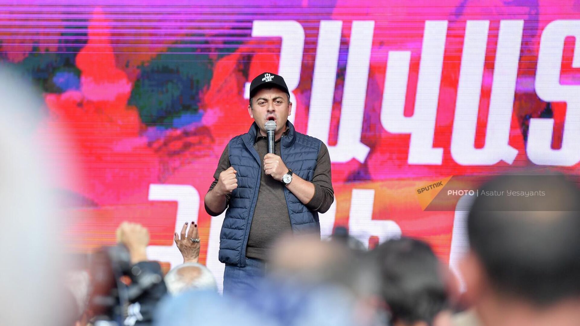 Ишхан Сагателян выступает перед собравшимися во время митинга на площади Франции (11 мая 2022). Еревaн - Sputnik Армения, 1920, 11.05.2022