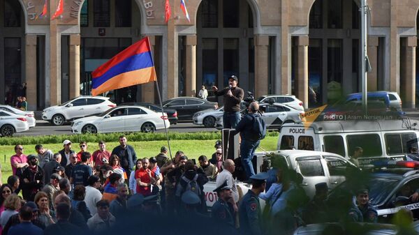 Активисты у здания мэрии Еревана во время шествия (11 мая 2022). Ереван - Sputnik Армения