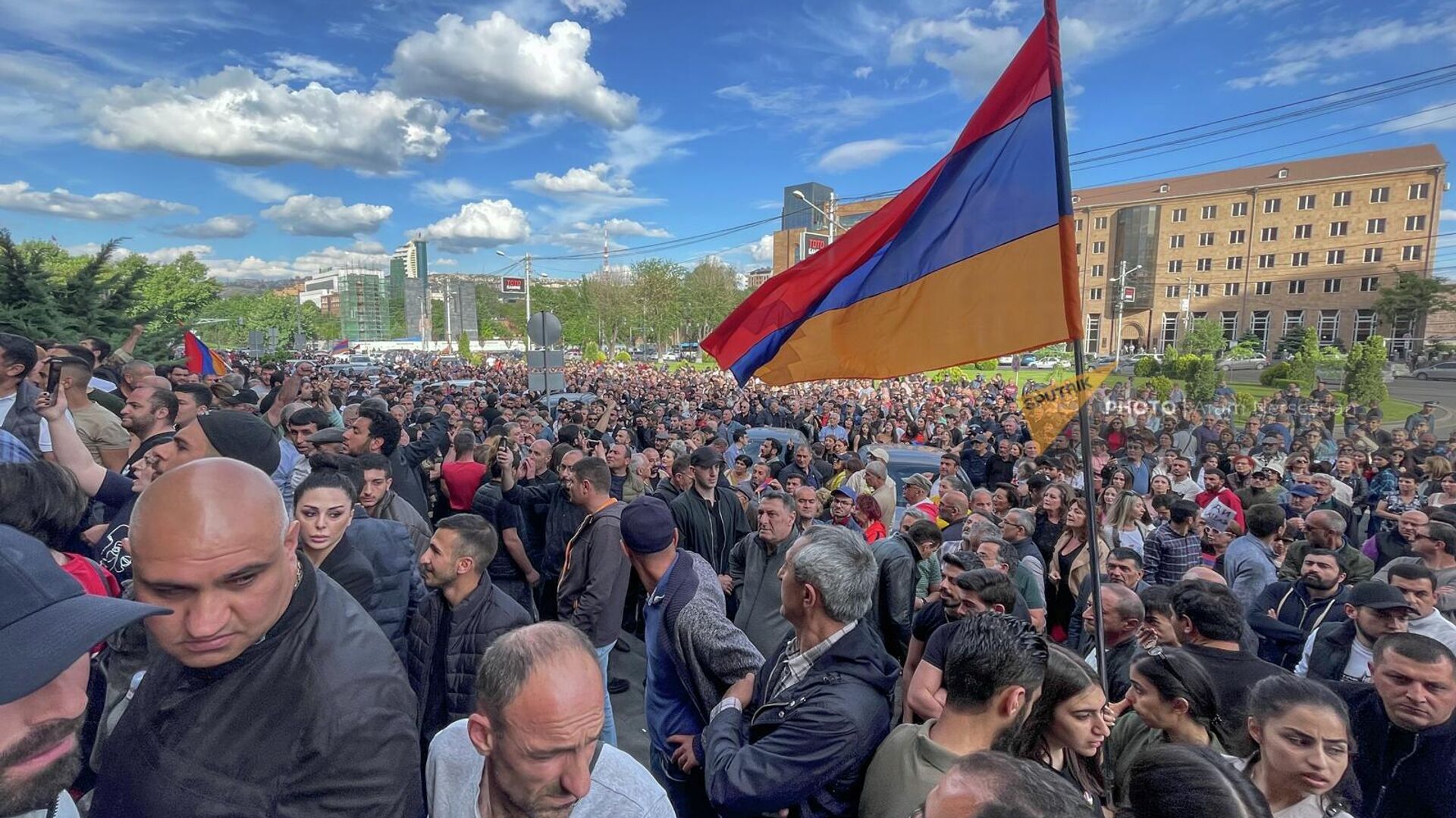 Активисты у здания мэрии Еревана во время шествия (11 мая 2022),. Ереван - Sputnik Армения, 1920, 11.05.2022