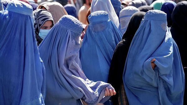 Женщины ждут, чтобы получить продовольственные пайки, раздаваемые саудовской группой гуманитарной помощи, в Кабуле (25 апреля 2022). Афганистан - Sputnik Армения