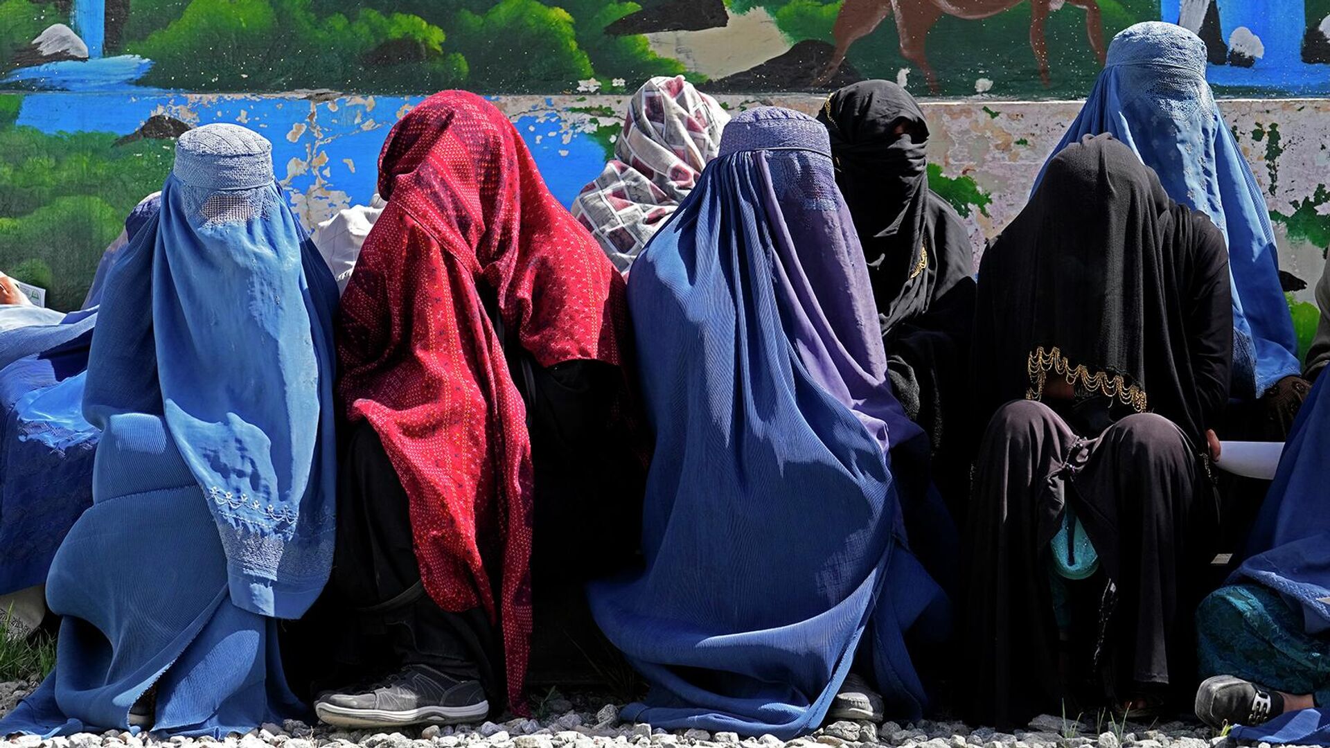 Женщины ждут, чтобы получить продовольственные пайки, раздаваемые саудовской группой гуманитарной помощи, в Кабуле (25 апреля 2022). Афганистан - Sputnik Армения, 1920, 12.08.2023