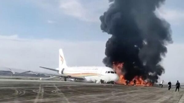 В китайском аэропорту загорелся самолет с пассажирами. Видео с места ЧП - Sputnik Армения