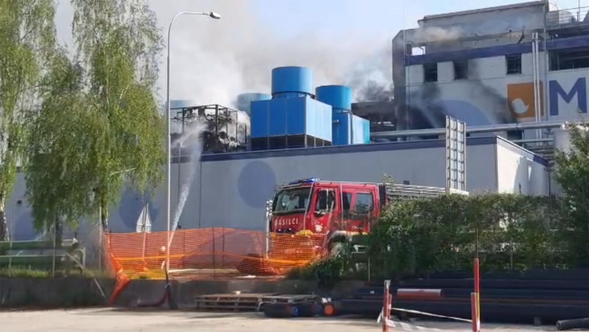 Пожарные на месте взрыва на химическом заводе Меламин в Кочевье (12 мая 2022). Словения - Sputnik Армения, 1920, 12.05.2022