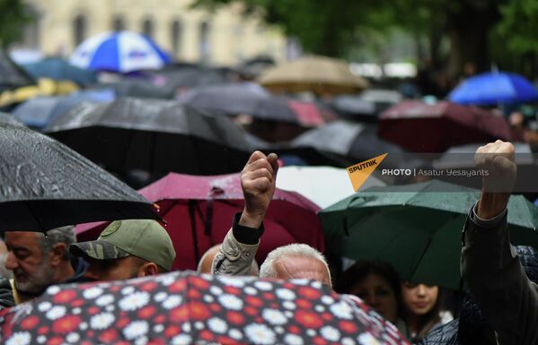 Участники акции оппозиции вместе с родными погибших в арцахской войне у здания Генпрокуратуры (12 мая 2022). Еревaн Участники акции оппозиции вместе с родными погибших в арцахской войне у здания Генпрокуратуры (12 мая 2022). Еревaн - Sputnik Армения