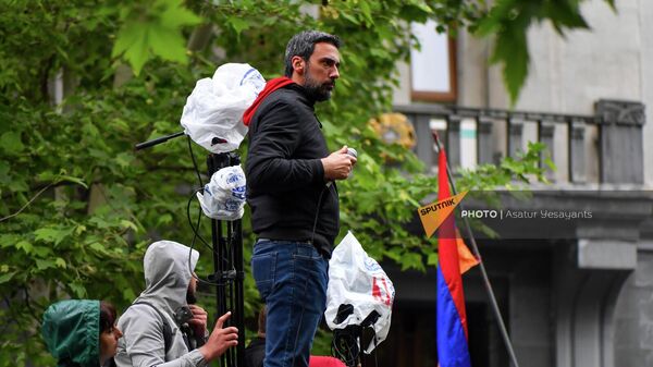 Арам Вардеванян выступает перед участниками акции оппозиции и родными погибших в арцахской войне у здания Генпрокуратуры (12 мая 2022). Еревaн - Sputnik Армения
