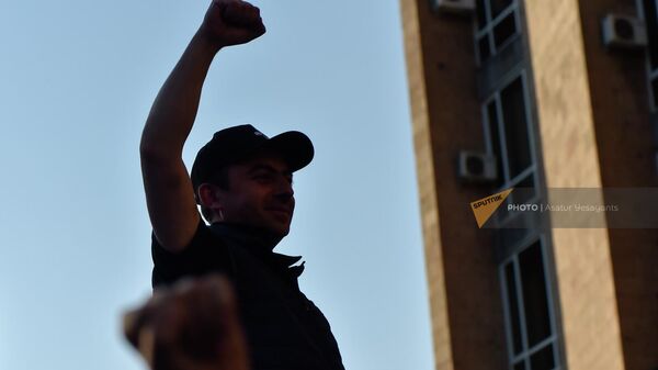 Оппозиция заблокировала вход в третий корпус здание правительства (13 мая 2022). Еревaн - Sputnik Армения