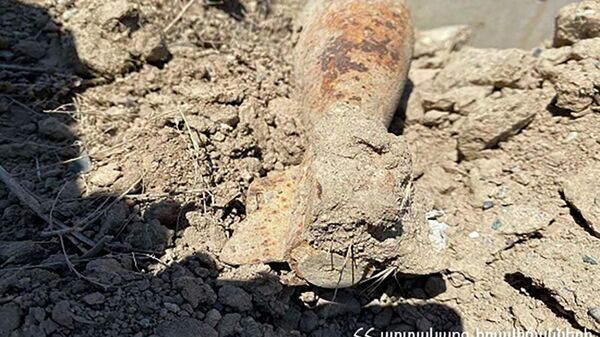 Обнаруженный снаряд в селе Аршалуйс Армавирской области - Sputnik Армения