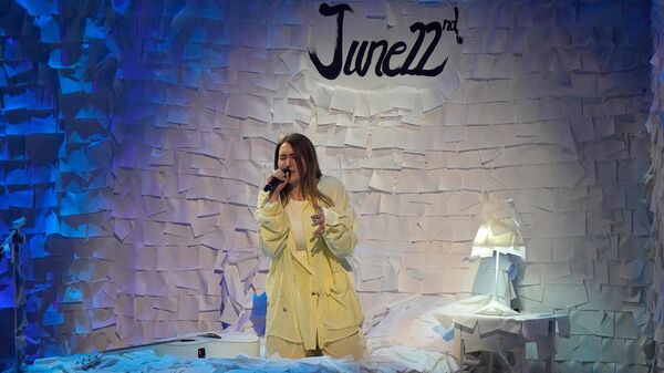 Участница конкурса песни Евровидение-2022 из Армении Роза Линн исполняет песню Snap в финале конкурса (14 мая 2022). Турин - Sputnik Армения