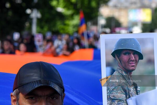 Шествие движения Вместе с бессмертными к военному пантеону Ераблур (9 мая 2022). Еревaн - Sputnik Армения