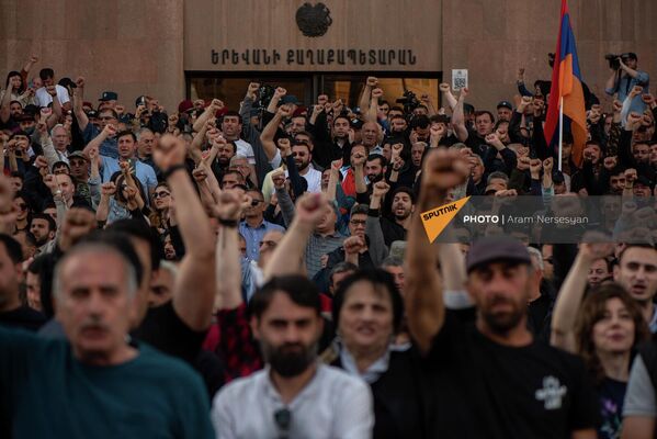 Активисты заблокировали входы здания мэрии во время шествия (11 мая 2022). Еревaн - Sputnik Армения