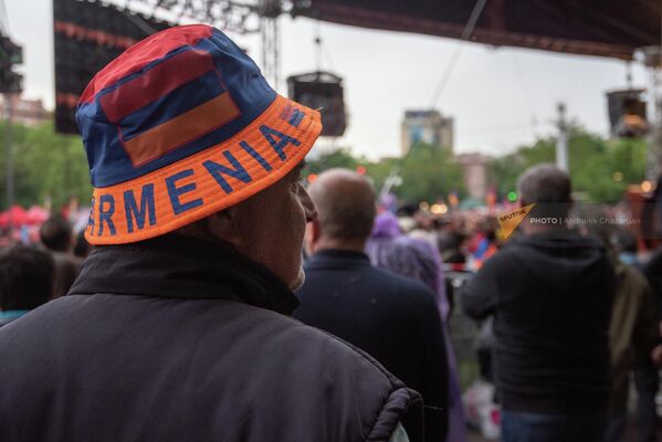 Мужчина в панаме в цветах армянского триколора слушает выступление Ишхана Сагателяна во время митинга на площади Франции (15 мая 2022). Еревaн - Sputnik Армения