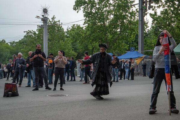 Женщина танцует на площади Франции перед началом митинга оппозиции (15 мая 2022). Еревaн - Sputnik Армения