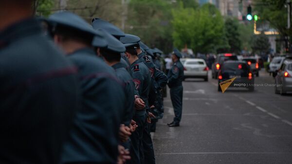 Полиция сопровождает шествие оппозиции на проспекте Саят-Нова (15 мая 2022). Еревaн - Sputnik Армения