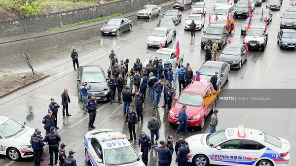 Стычки с полицией во время автопробега оппозиции на участке проспекта Мясникяна (16 мая 2022). Еревaн - Sputnik Армения