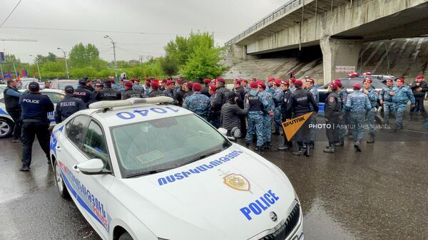 Задержания участников автопробега на участке проспекта Мясникяна (16 мая 2022). Еревaн - Sputnik Армения
