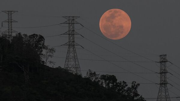 Полная луна восходит за высоковольтными башнями Эль-Авила в Каракасе (15 мая 2022).Венесуэла - Sputnik Армения