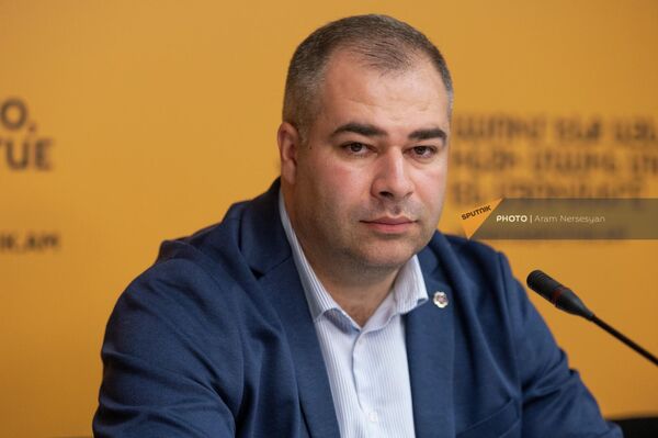 И.о директора национального центра камерной музыки Гарегин Саркисян на пресс-конференции, посвященной участию Государственного камерного оркестра Армении в фестивале камерных оркестров в Москве (16 мая 2022). Еревaн И.о директора национального центра камерной музыки Гарегин Саркисян на пресс-конференции, посвященной участию Государственного камерного оркестра Армении в фестивале камерных оркестров в Москве (16 мая 2022). Еревaн - Sputnik Армения